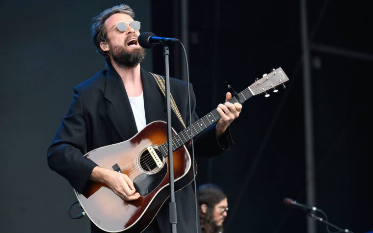 Découvrez les teasers de deux nouvelles chansons de Father John Misty