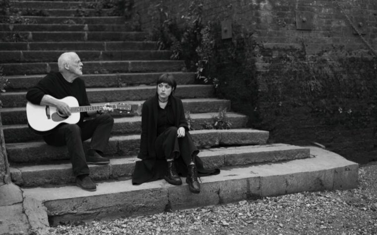 Écoutez le nouveau single fantaisiste de David Gilmour et de sa fille Romany, « Between Two Points »