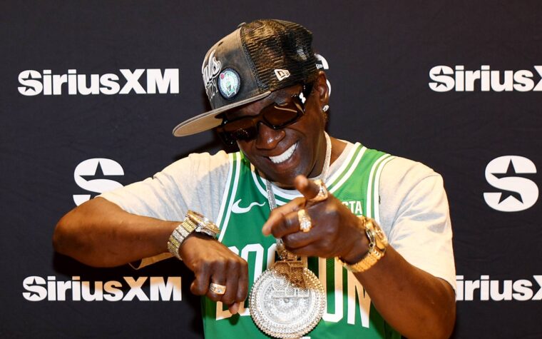 Flavour Flav commande un menu complet de Red Lobster dans le but de sauver la chaîne de restaurants
