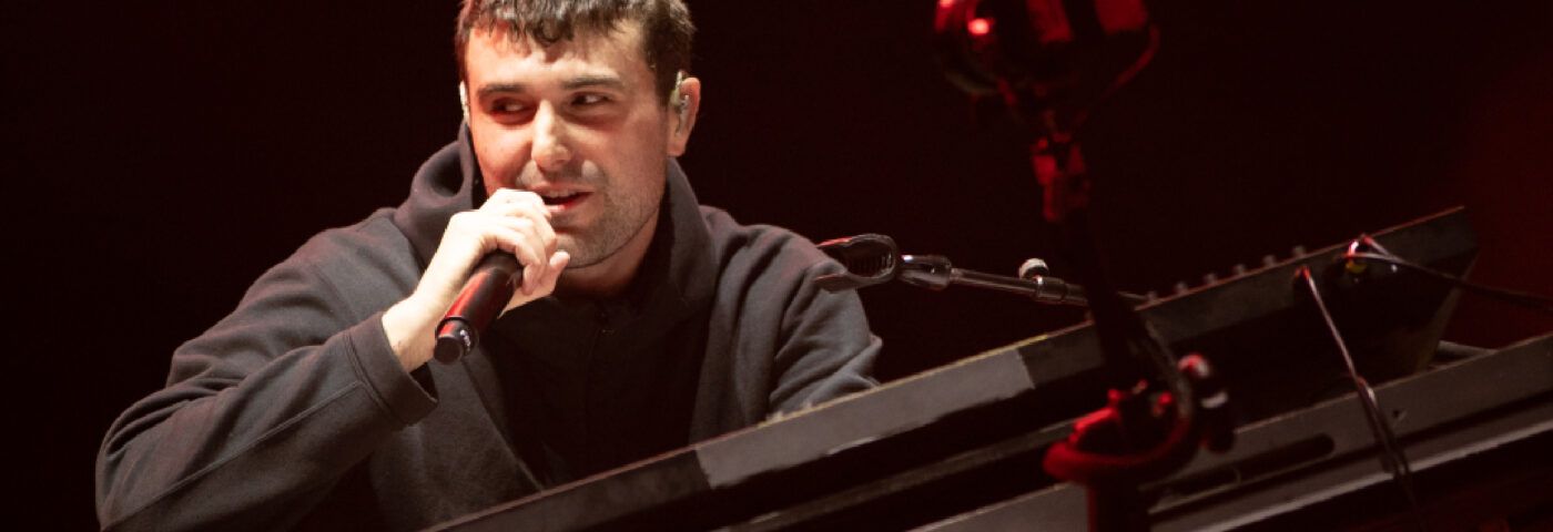 Fred Again… arrête le spectacle devant la foule pour dire aux fans de quitter la scène