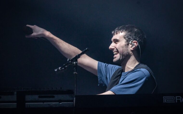 Fred encore... annonce son premier concert au LA Memorial Coliseum