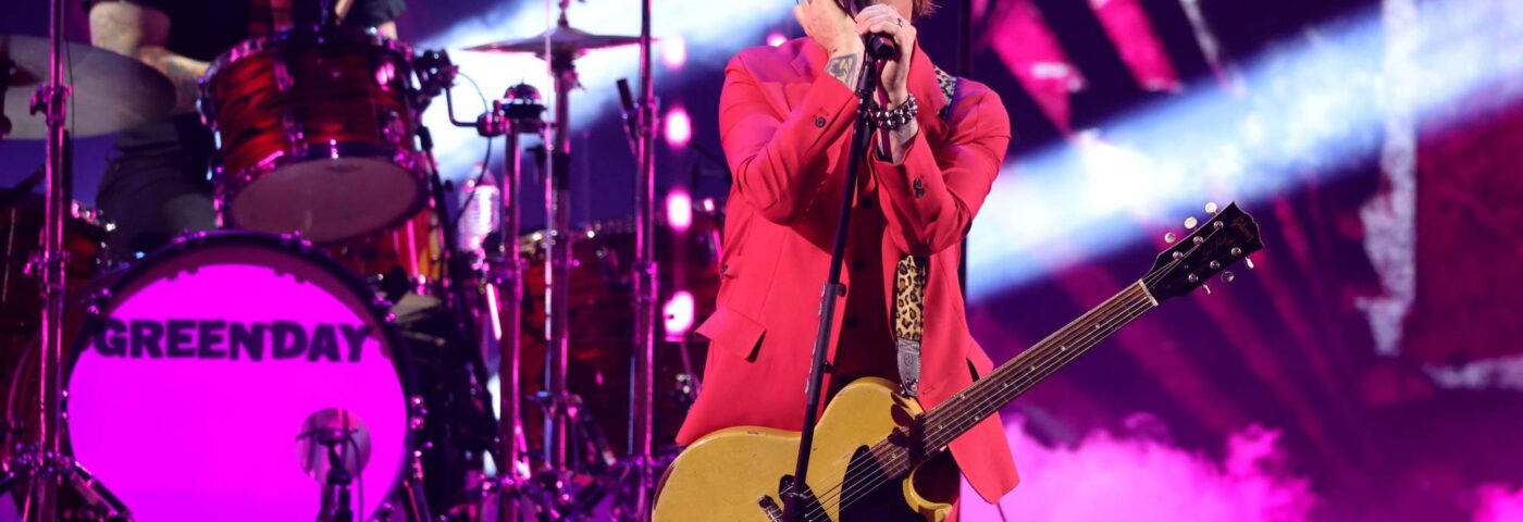 Green Day lance la tournée mondiale « Saviors » avec « Dookie », « American Idiot », les succès et un spectacle épique