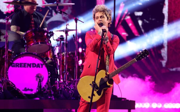 Green Day lance la tournée mondiale « Saviors » avec « Dookie », « American Idiot », les succès et un spectacle épique