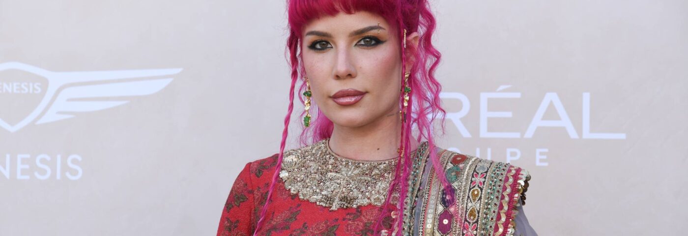 Halsey révèle qu'elle a « de la chance d'être en vie » après des problèmes de santé alors qu'elle partage son nouveau single « The End »