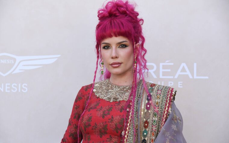Halsey révèle qu'elle a "de la chance d'être en vie" après des problèmes de santé alors qu'elle partage son nouveau single "The End"