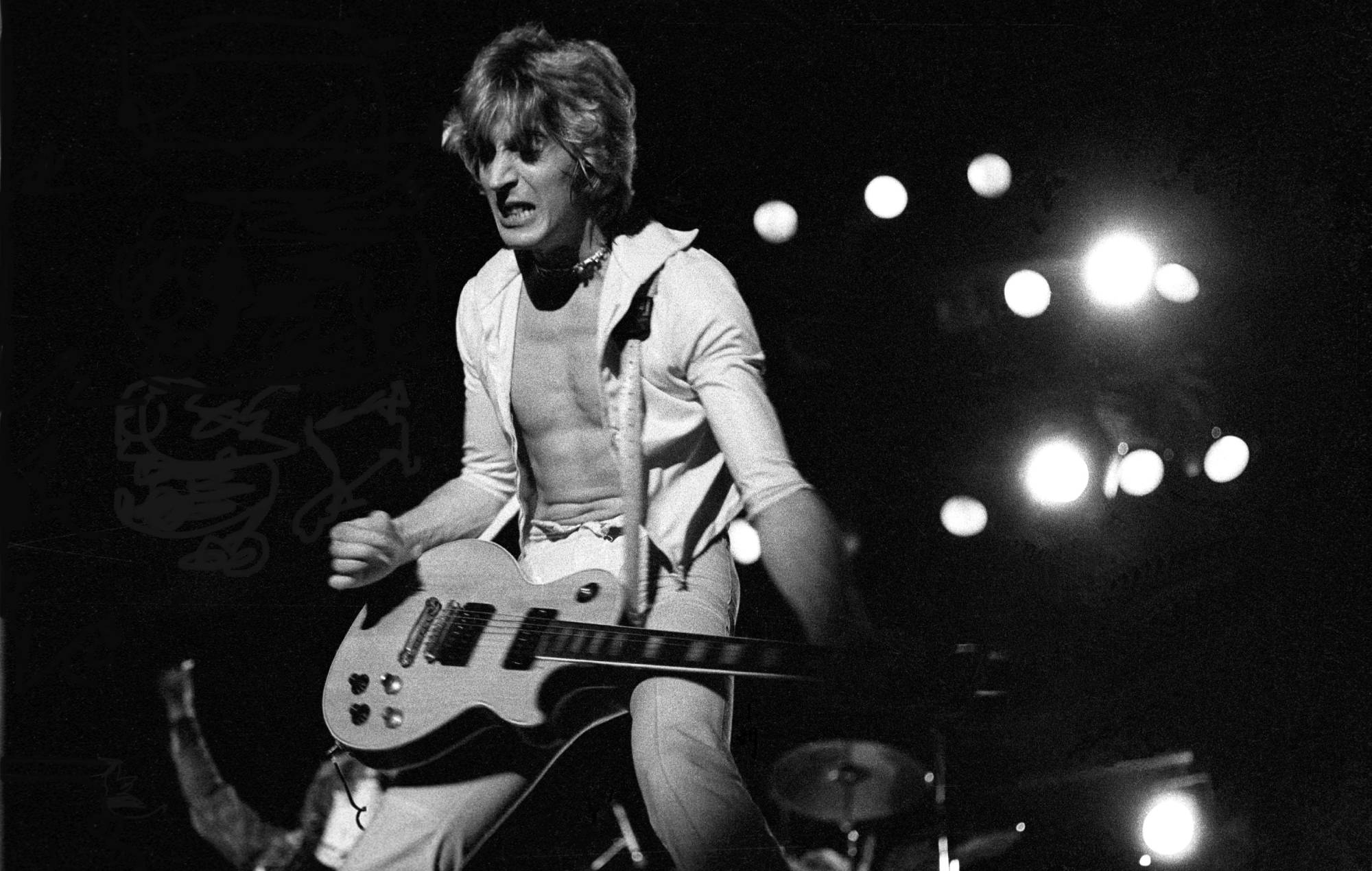   Mick Ronson (1946-1993) se produit sur scène avec le groupe Hunter Ronson au Hammersmith Odeon de Londres le 31 mars 1975. (Photo de Ian Dickson/Redferns)