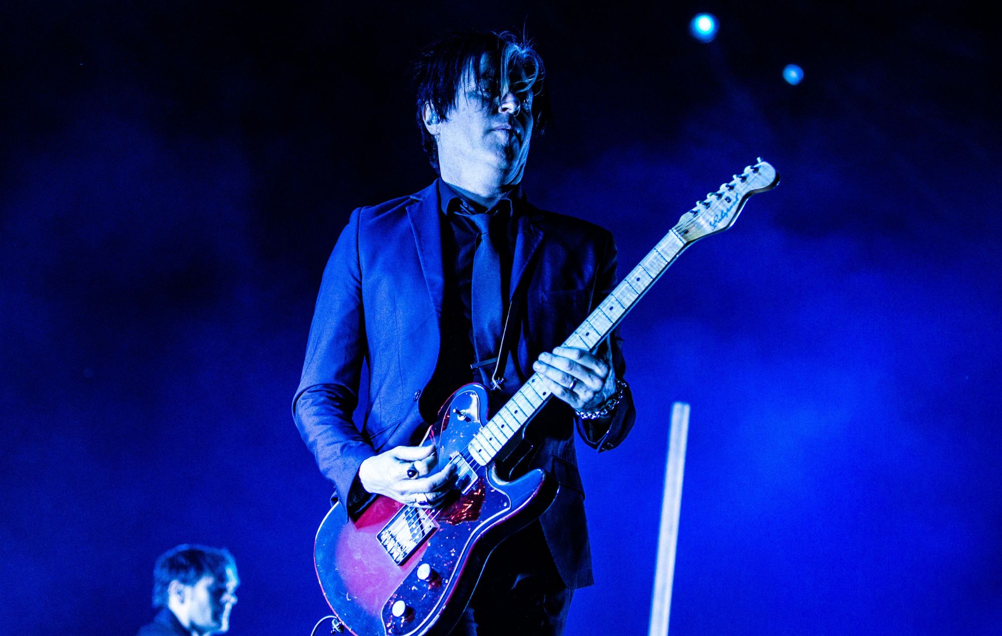Troy Van Leeuwen de Queens of the Stone Age se produit en direct