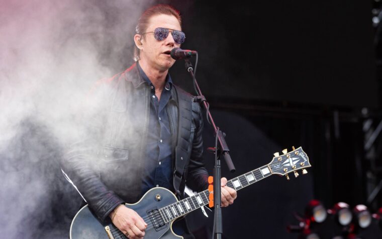 Interpol s'excuse d'avoir copié par inadvertance le travail de l'artiste pour l'affiche de la tournée du 20e anniversaire de "Antics"