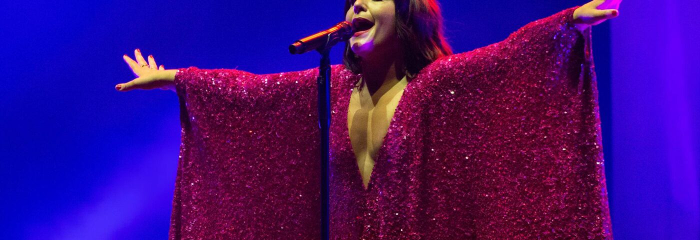 Jessie Ware lance un nouveau morceau avec Romy sur la scène West Holts