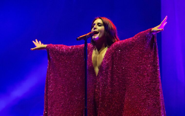 Jessie Ware lance un nouveau morceau avec Romy sur la scène West Holts