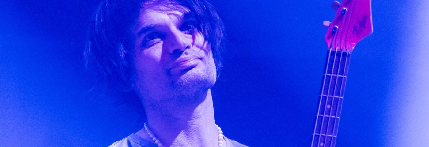 Jonny Greenwood de Radiohead s'élève contre « le fait de faire taire les artistes israéliens parce qu'ils sont nés juifs en Israël » tout en défendant le projet en cours