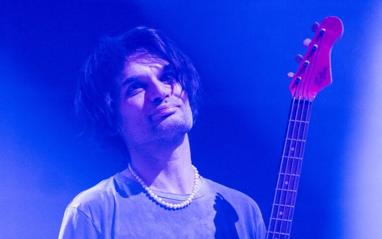 Jonny Greenwood de Radiohead s'élève contre "le fait de faire taire les artistes israéliens parce qu'ils sont nés juifs en Israël" tout en défendant le projet en cours