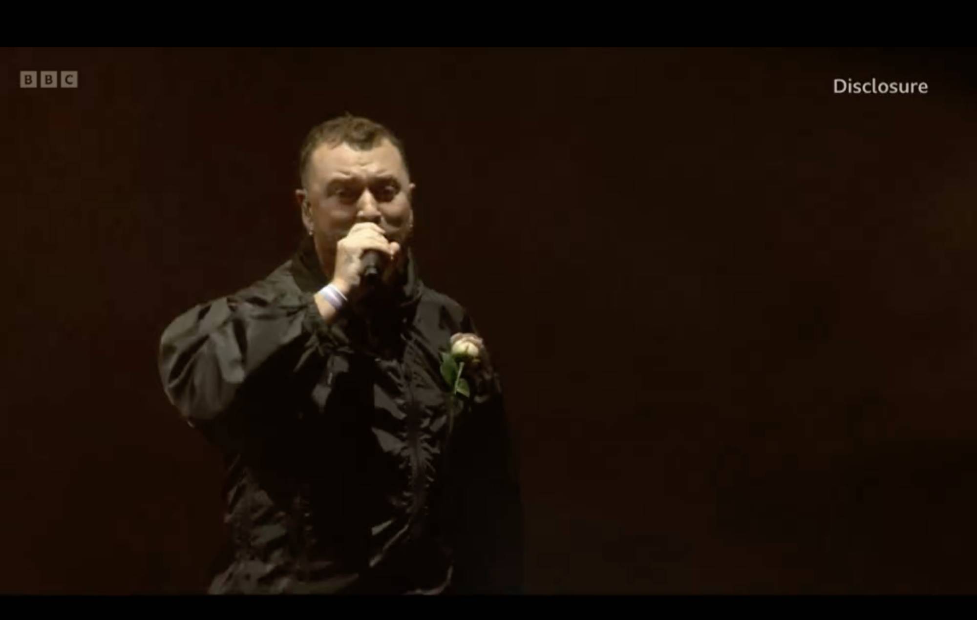 Sam Smith lors de la divulgation à Glastonbury 2024. Crédit : capture d'écran BBC Iplayer.
