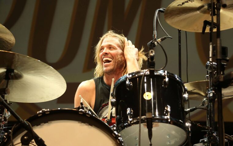 Le batteur tente de jouer toute la discographie des Foo Fighters en une seule fois pour une œuvre caritative