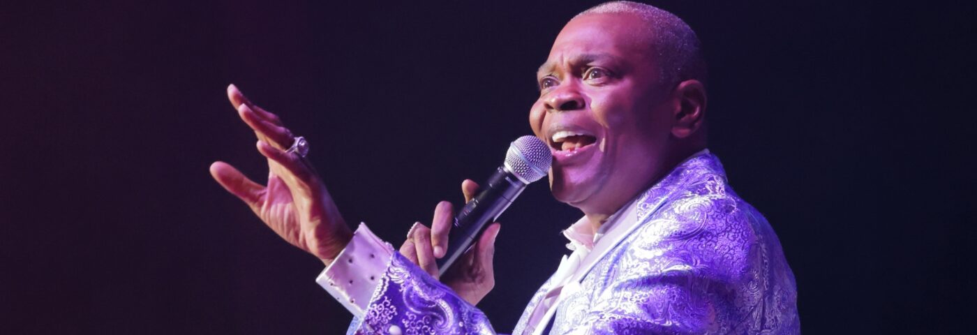 Le chanteur des Four Tops poursuit l'hôpital pour l'avoir mis en camisole de force après leur avoir dit qu'il faisait partie du légendaire quatuor Motown