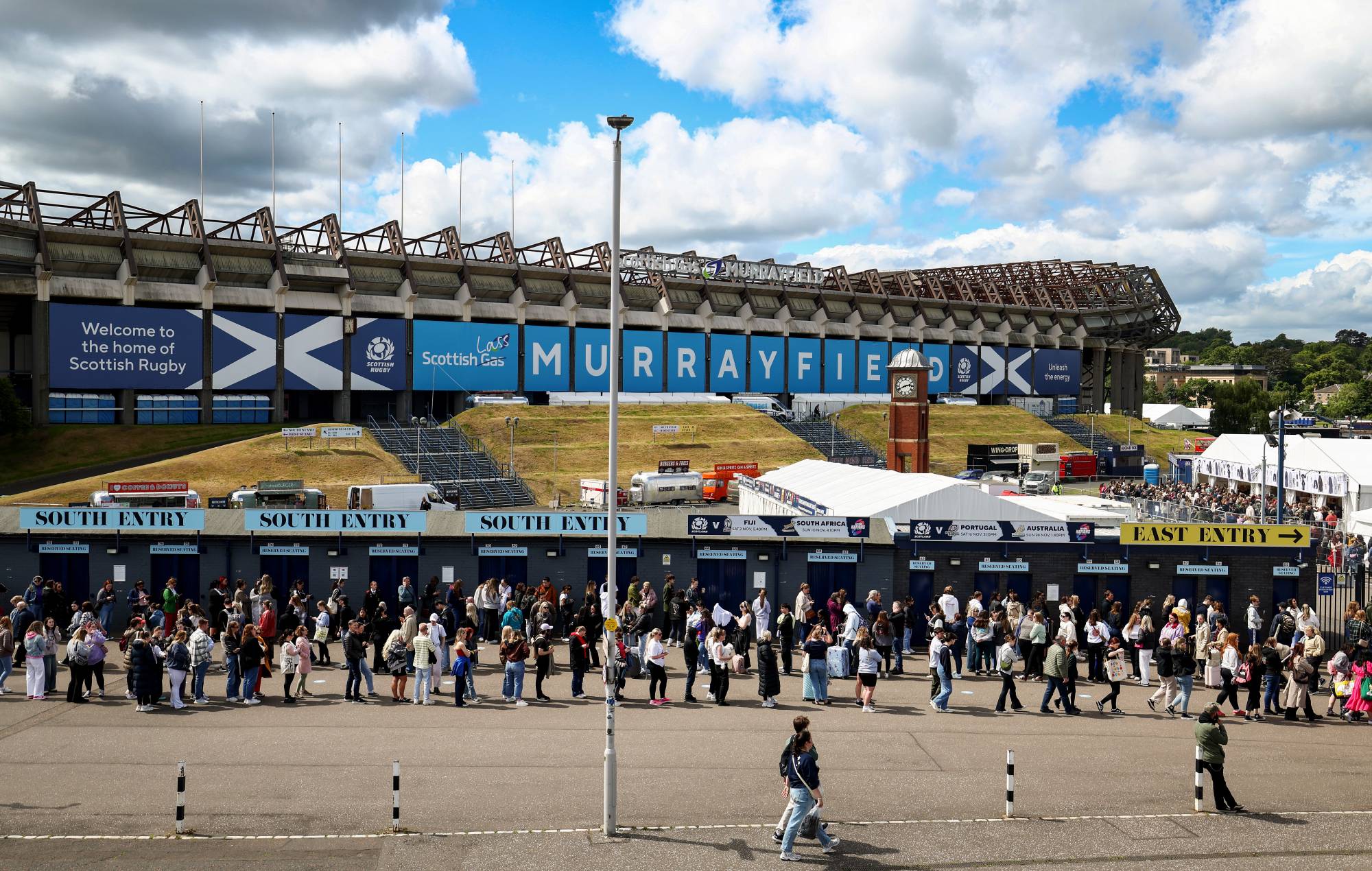 Les fans de Taylor Swift font la queue devant le stade Murrayfield