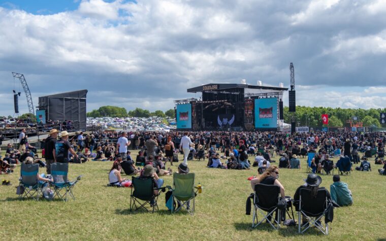 Les stands de nourriture ont été fermés alors que des « centaines » de festivaliers sont tombés malades d'une intoxication alimentaire.