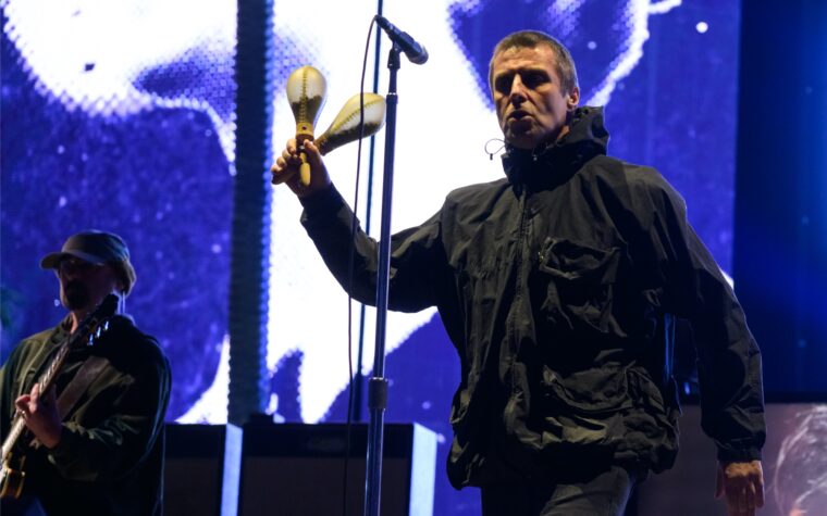 Liam Gallagher fait ses débuts avec la démo "rap" d'Oasis Sawmills de "Columbia"