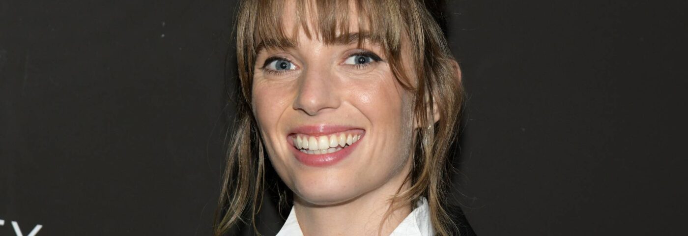 Maya Hawke se dit « à l'aise de ne pas mériter » la vie qu'elle a à cause du népotisme