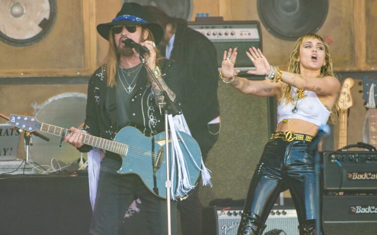 Miley Cyrus répond aux rumeurs d'éloignement de son père Billy Ray