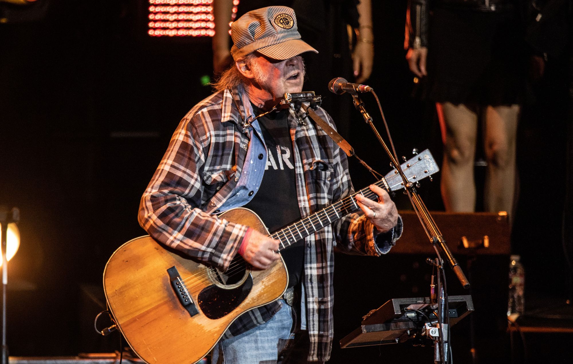 Neil Young se produit au concert Autism Speaks Light Up The Blues 6 au Greek Theatre le 22 avril 2023 à Los Angeles, Californie.