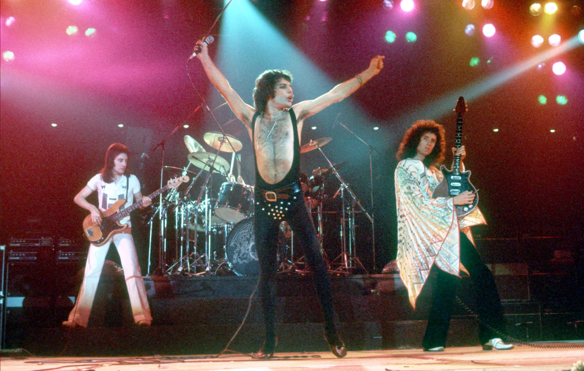 Queen se produit en concert avec Freddie Mercury portant un justaucorps noir au Forum le 22 décembre 1977 à Inglewood, en Californie.