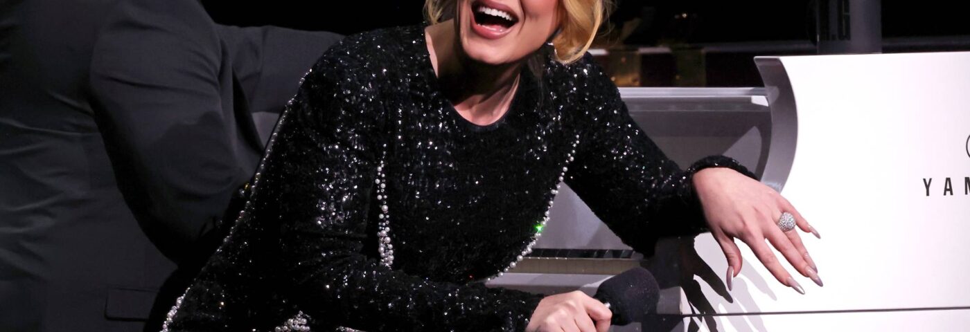 Regardez Adele reprocher au chahuteur d'avoir dit « La fierté, c'est nul » lors de sa résidence à Las Vegas : « Es-tu putain de stupide ? »