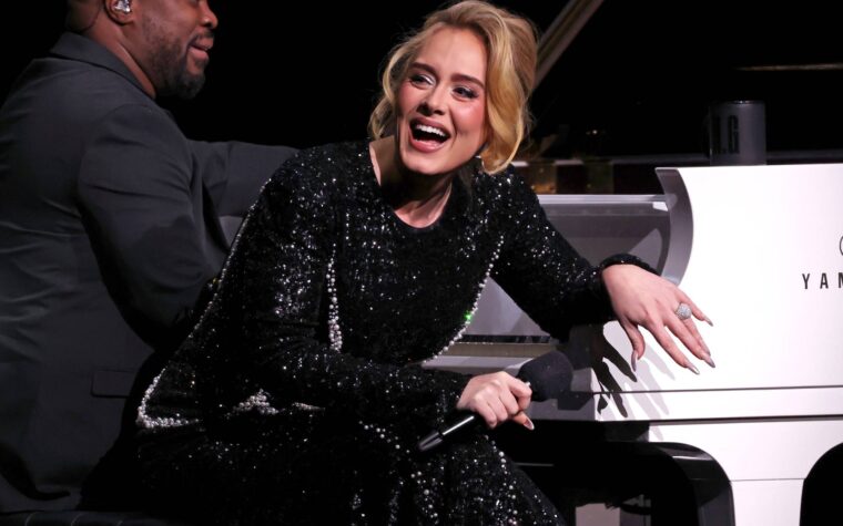 Regardez Adele reprocher au chahuteur d'avoir dit "La fierté, c'est nul" lors de sa résidence à Las Vegas : "Es-tu putain de stupide ?"