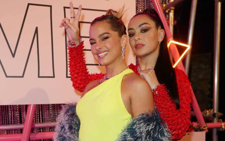 Regardez Charli XCX et Addison Rae faire leur premier remix de « Von Dutch » sur scène à Los Angeles