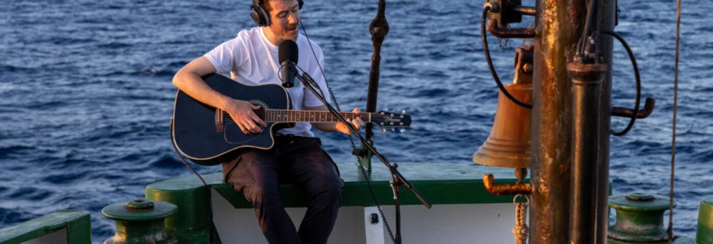Regardez Dan Smith de Bastille interpréter une chanson inédite dans le Triangle des Bermudes