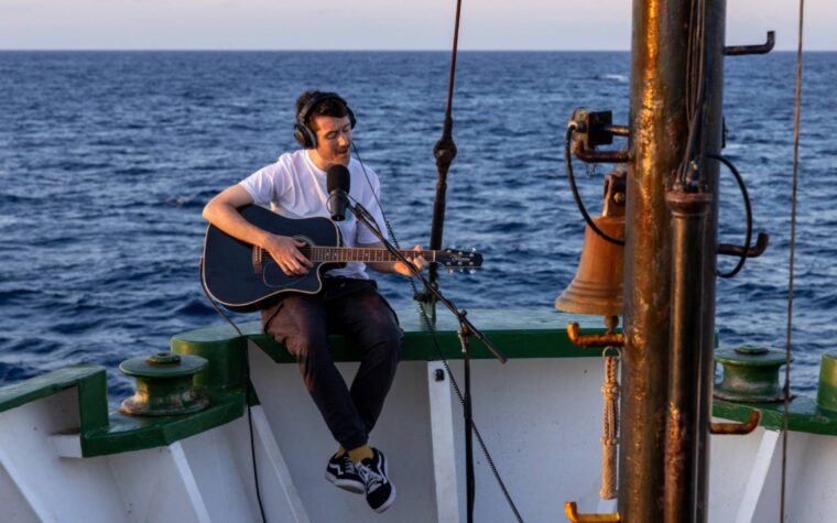 Regardez Dan Smith de Bastille interpréter une chanson inédite dans le Triangle des Bermudes