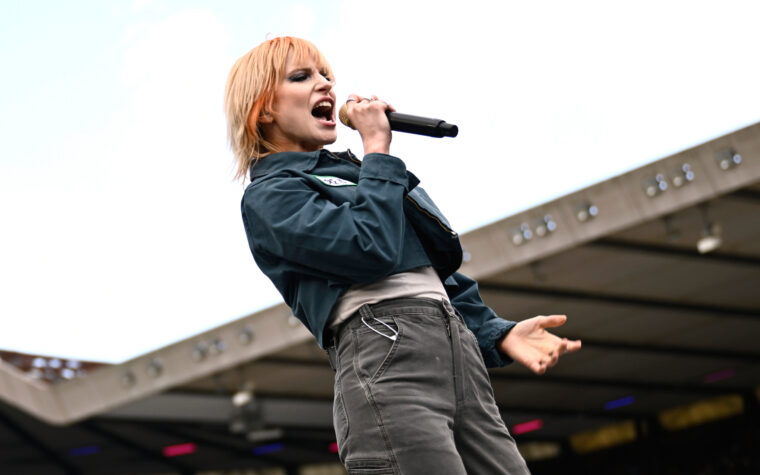 Regardez Paramore ouvrir pour Taylor Swift au premier spectacle britannique « Eras » à Édimbourg