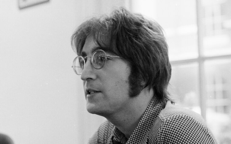 Regardez des images rares réalisées par John Lennon dans la vidéo « Aisumasen (I'm Sorry) »