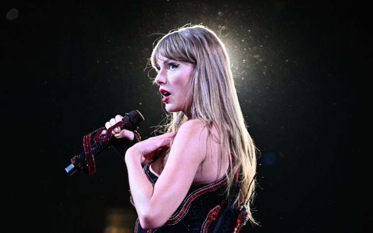 Regardez le présentateur météo "Swiftie superfan" fournir des prévisions sur le thème de Taylor Swift avant que la star ne joue au Pays de Galles