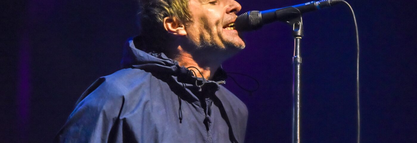 Regardez les images officielles de Liam Gallagher lors du coup d'envoi de la tournée anniversaire « Definitely Maybe » à Sheffield