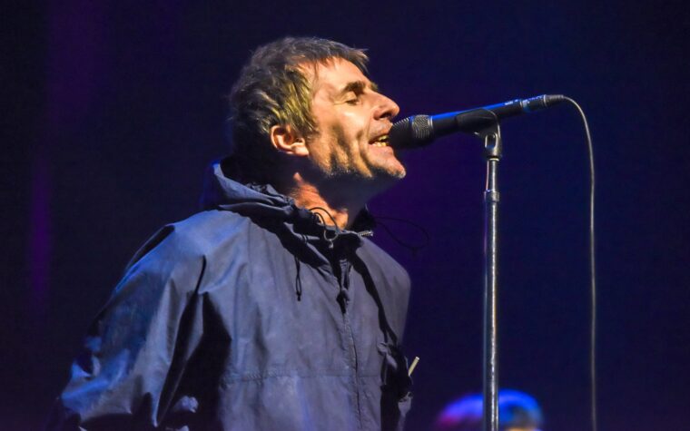 Regardez les images officielles de Liam Gallagher lors du coup d'envoi de la tournée anniversaire "Definitely Maybe" à Sheffield