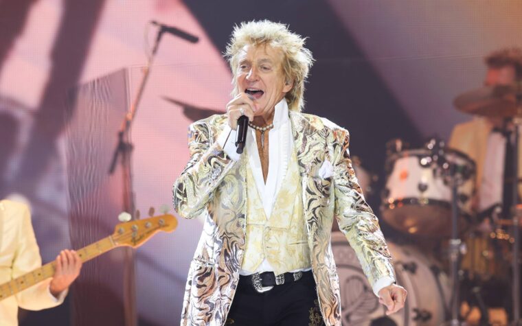 Rod Stewart hué pour avoir salué le président ukrainien Volodymyr Zelensky lors d'un concert en Allemagne