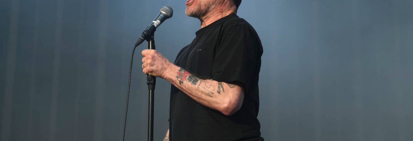Sleaford Mods n'est pas impressionné par la foule lors de leur performance aux Woodsies