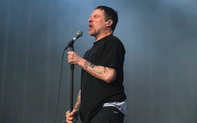 Sleaford Mods n'est pas impressionné par la foule lors de leur performance aux Woodsies
