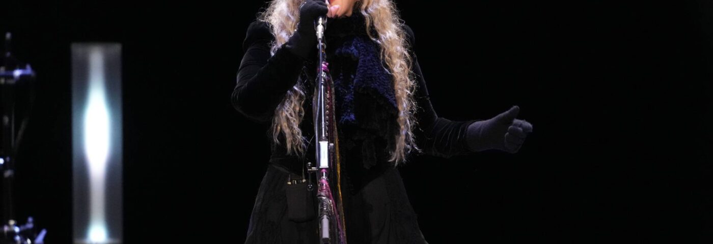 Stevie Nicks annule son concert à la dernière minute en raison d'une « maladie du groupe »