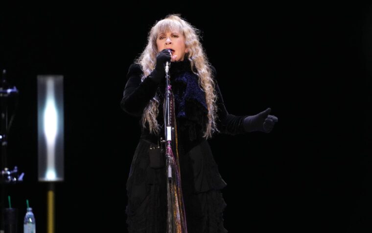 Stevie Nicks annule son concert à la dernière minute en raison d'une "maladie du groupe"