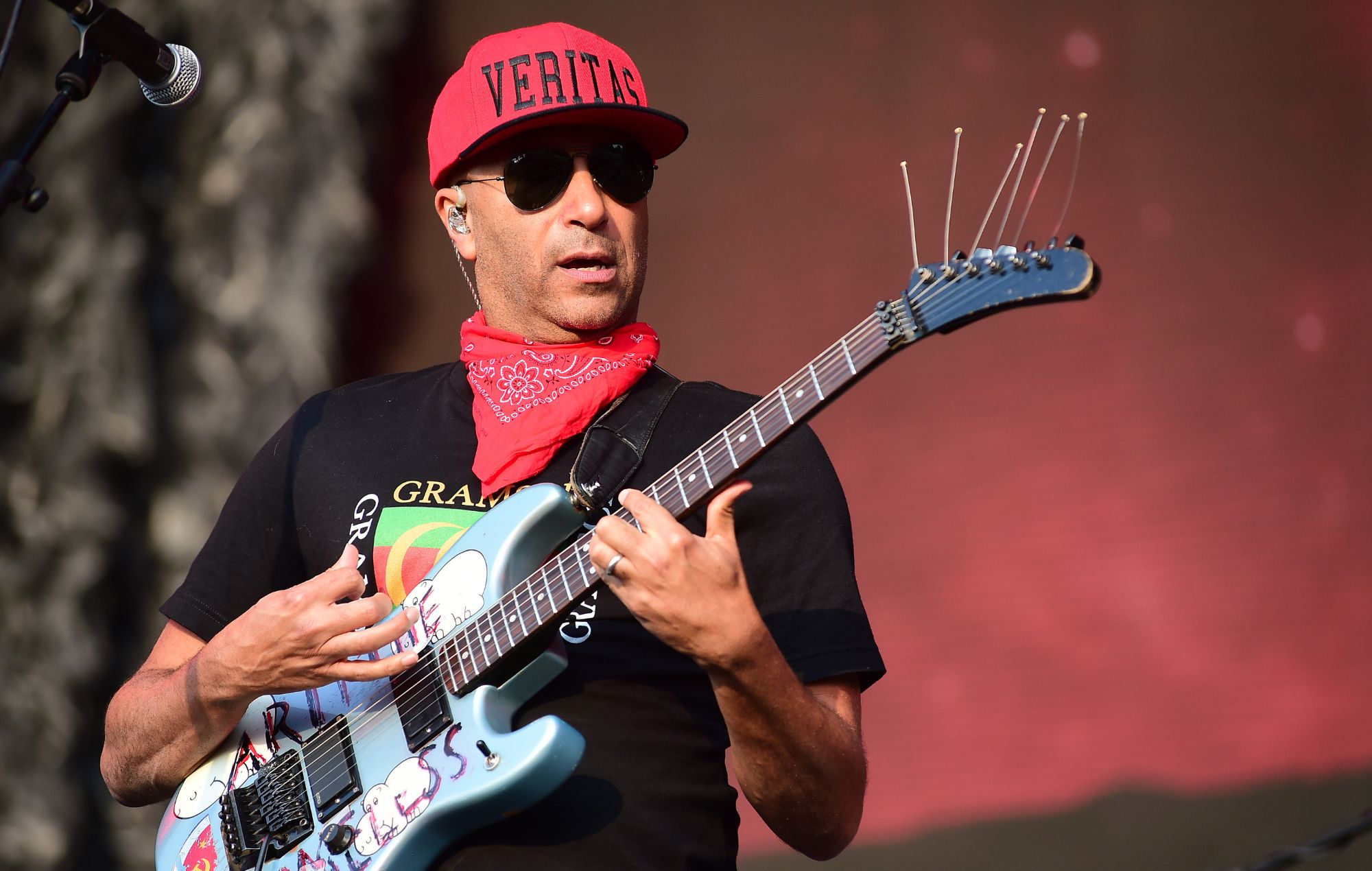   Tom Morello se produit sur scène