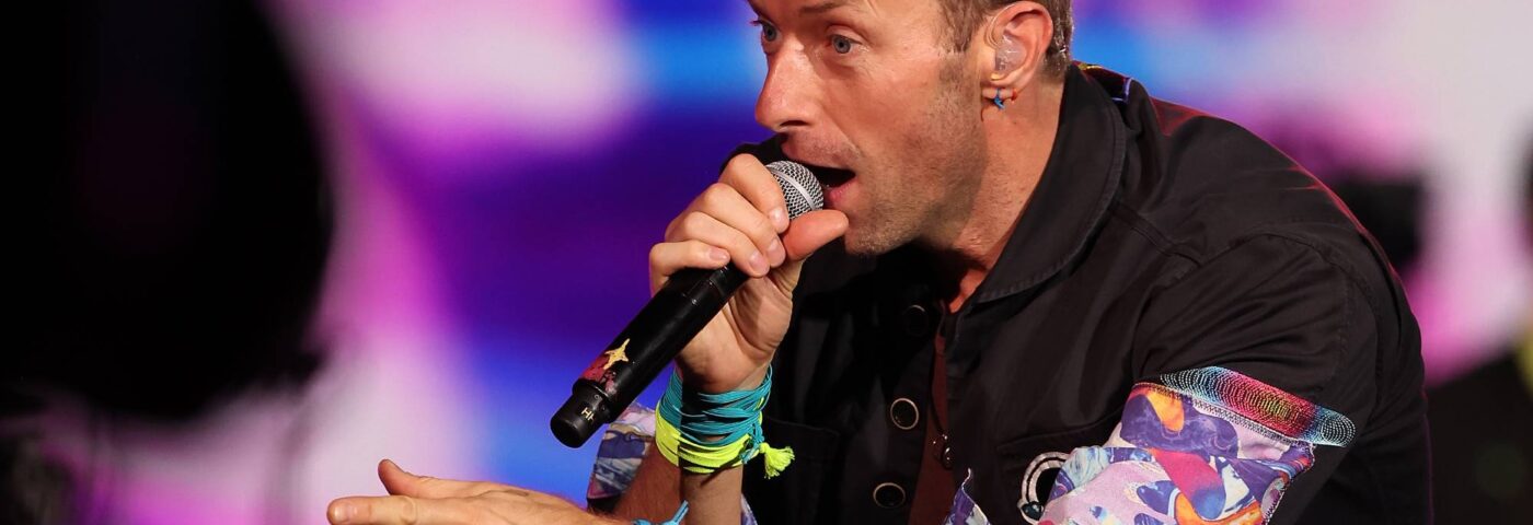 Un invité musical de Coldplay hué en Roumanie pour avoir chanté du manele