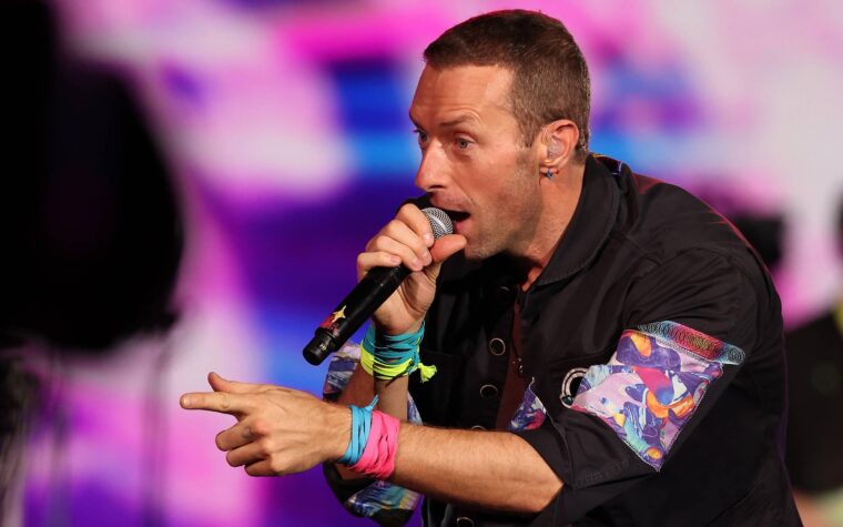 Un invité musical de Coldplay hué en Roumanie pour avoir chanté du manele