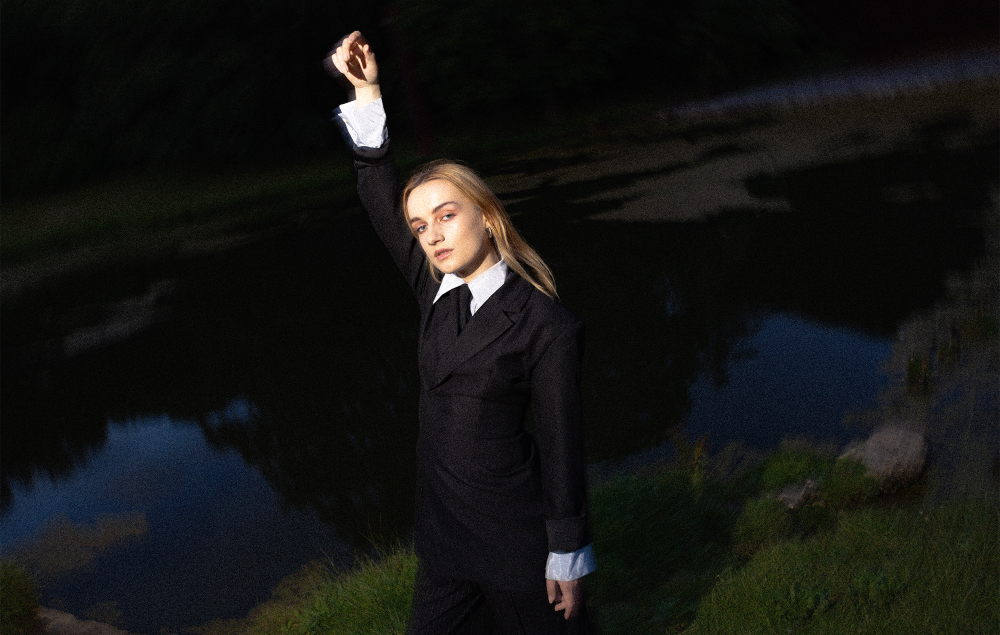 Imogen et le couteau, photo d'Aaron Wyld