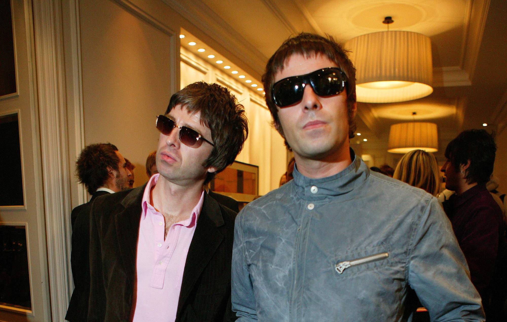 Q AWARDS Photo de Liam GALLAGHER et Noel GALLAGHER et OASIS, Noel Gallagher, Liam Gallagher, posant (Photo de Mick Hutson/Redferns)