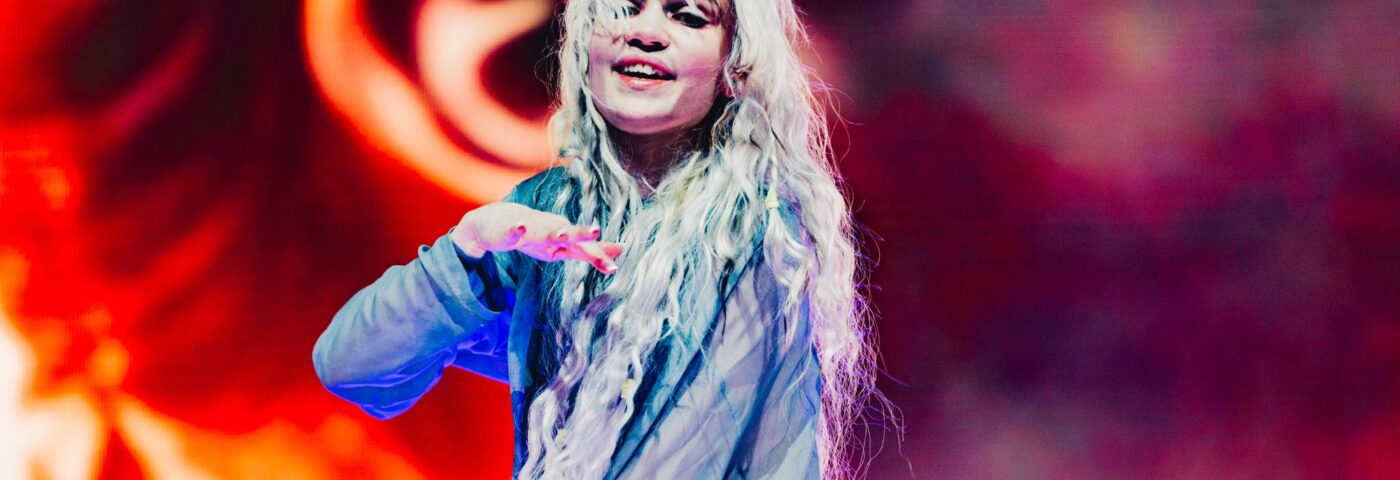 Grimes partage l'appel de sa mère à Elon Musk pour qu'il laisse ses enfants voir leur arrière-grand-mère