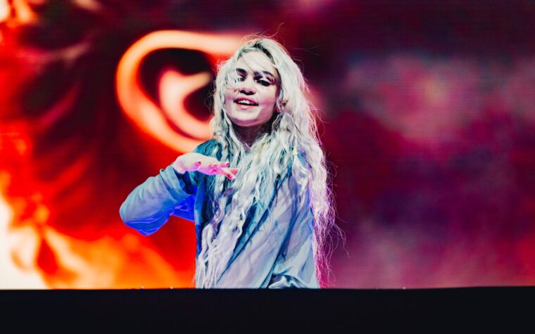 Grimes partage l'appel de sa mère à Elon Musk pour qu'il laisse ses enfants voir leur arrière-grand-mère