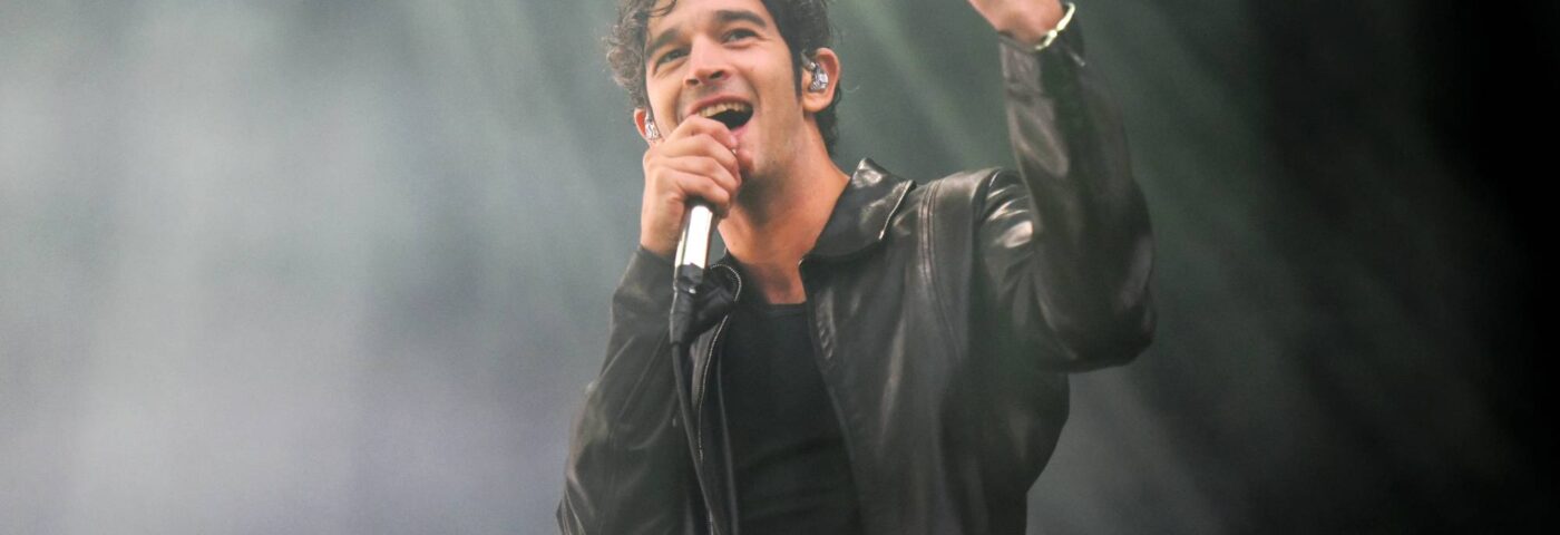 Le festival Good Vibes a poursuivi le chanteur de 1975 pour 2,4 millions de dollars à cause de l'incident du baiser entre Matty Healy et Ross MacDonald