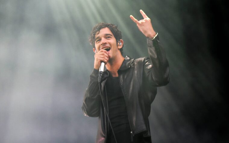 Le festival Good Vibes a poursuivi le chanteur de 1975 pour 2,4 millions de dollars à cause de l'incident du baiser entre Matty Healy et Ross MacDonald